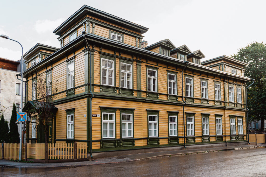 Renoveeritud kahekorruseline puitmaja Mardi tänaval Tallinnas, kollase ja rohelise viimistlusega – Tolira Ehitus restaureerimistöö.