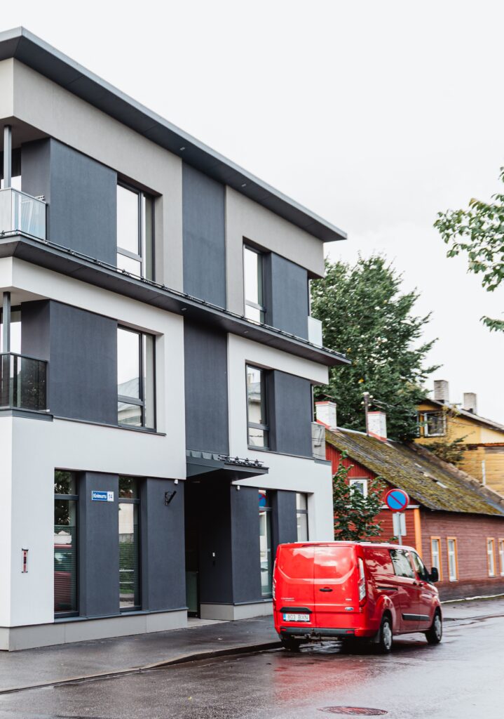 Renoveeritud kolmekorruseline korterelamu Kivimurru tänaval Tallinnas, halli ja valge fassaadiga hoone.